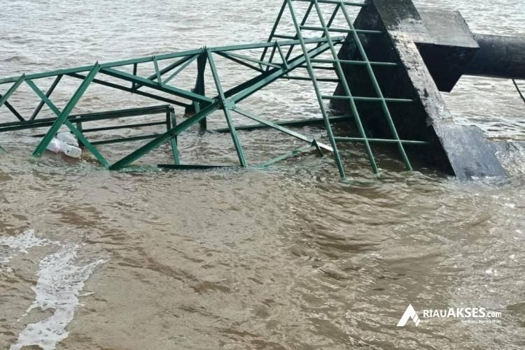 Menara Suar di Kepulauan Meranti Ambruk Ditabrak Tongkang, Kapal Penabrak Diduga Kabur
