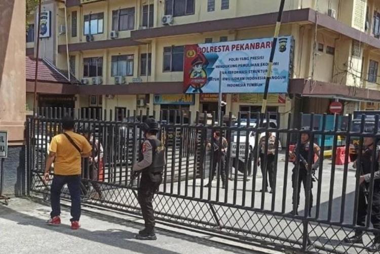Polisi Berlaras Panjang Siaga Jaga Ketat Mapolresta Pekanbaru, Imbas Teror Bunuh Diri di Bandung