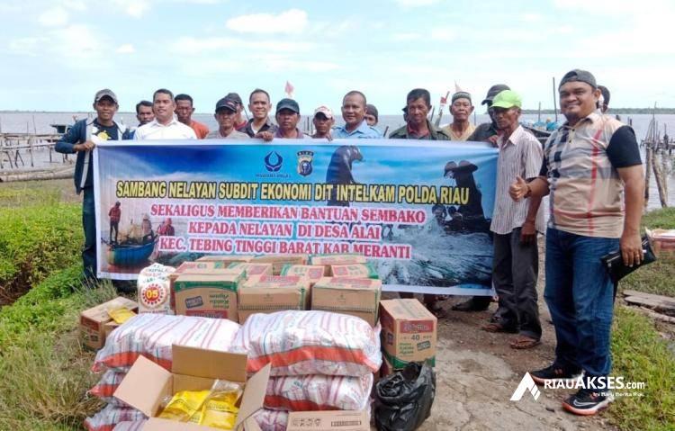 Direktorat Intelkam Polda Riau Salurkan Sembako untuk Nelayan Kepulauan Meranti