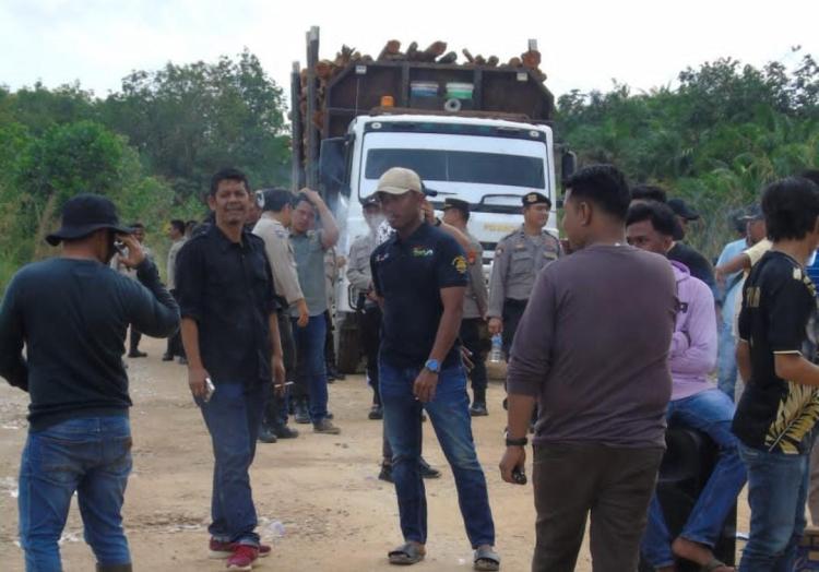 Pemuda Langgam Pelalawan Blokade Jalan Koridor PT RAPP, Tuntut Tenaga Kerja Lokal dan Kontribusi Perusahaan
