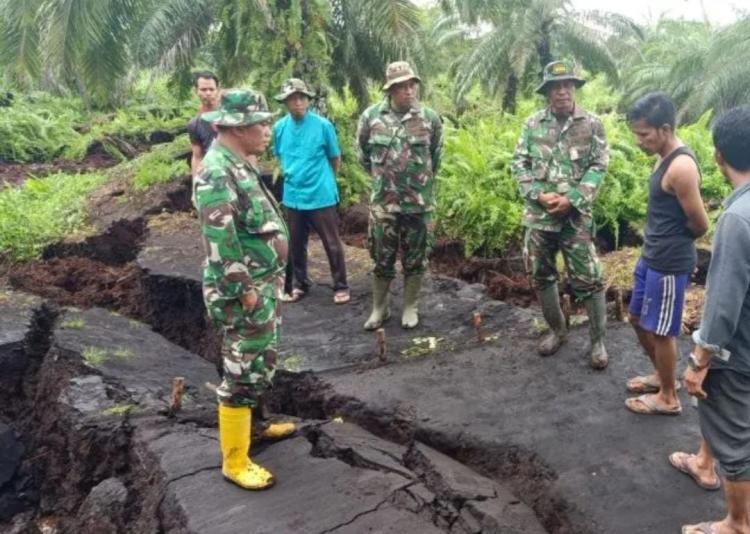 Ribuan Hektare Lahan Gambut di Desa Simpang Ayam Bengkalis Amblas, Kades Singgung Kanal PT Meskom