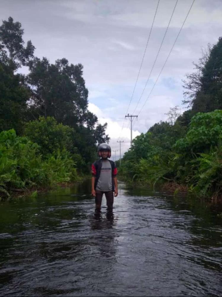 Jalan Poros Lukun-Sungai Tohor di Kepulauan Meranti Banjir Setinggi Lutut, Aktivitas Warga Terganggu