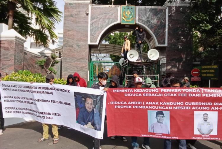 Massa Demo Proyek Masjid Annur di Kejaksaan Agung RI, Nama Putra Gubernur Riau Disebut-sebut