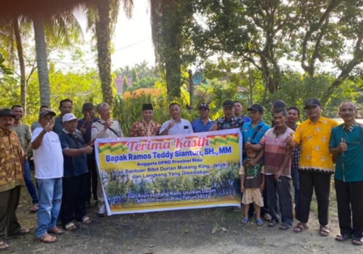 Anggota DPRD Riau Ramos Teddy Sianturi Serahkan Bantuan Traktor dan Bibit Tanaman ke Petani di Kampar