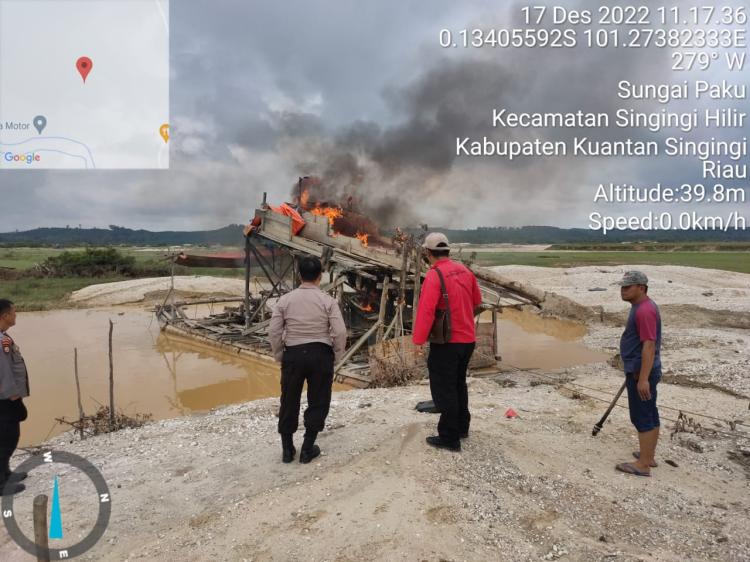 Polsek Singingi Hilir Musnahkan 1 Unit Rakit Penambang Emas Ilegal