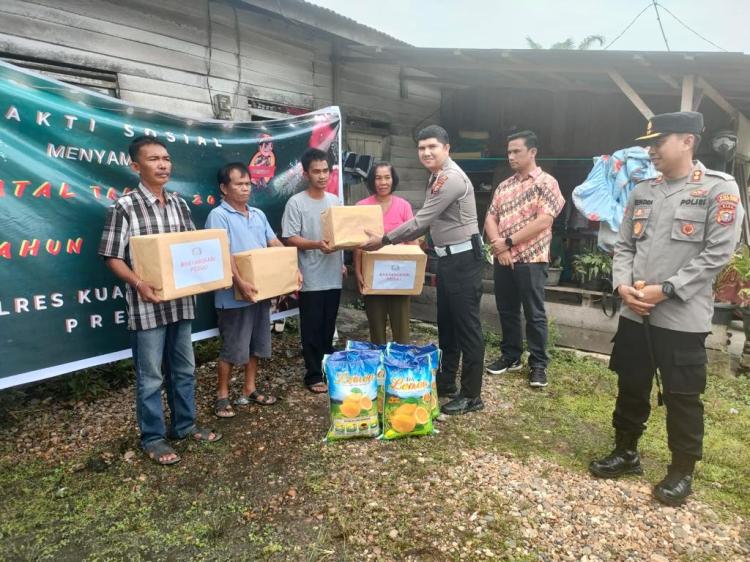 Sambut Perayaan Natal, Kapolres Kuansing Pimpin Bakti Sosial Kepada Masyarakat Kuansing