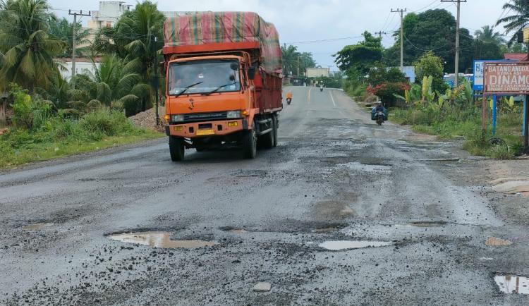 Anggota DPRD Riau Ali Rahmat Mencak-mencak Jalan di Depan Rumahnya Kerap Rusak, Kualitas Pengerjaan Dipertanyakan