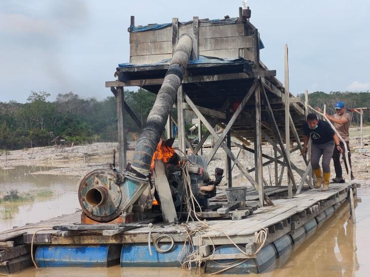 Berkat Informasi dari Media, Polisi Berhasil Musnahkan 3 Rakit PETI di Desa Gunung Kesiangan