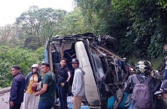 Sebuah Bus Terbalik dan Melintang di Tengah Jalan di Padang Panjang, Diduga Bawa Mahasiswa Universitas Riau
