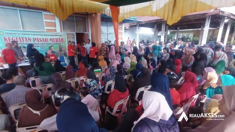 Warga Serbu Sembako Pasar Murah yang Ditaja Pemkab Kepulauan Meranti