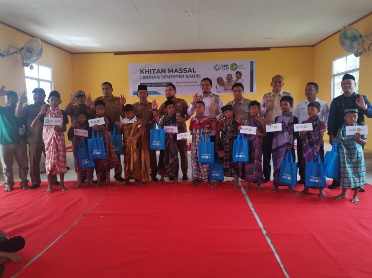 YBM PLN UPT Pekanbaru Gelar Khitanan Massal 50 Anak di Duri Bersama IZI Riau