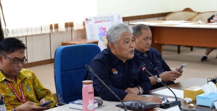 Lampita Pakpahan Serahkan Syarat Dukungan Calon DPD ke KPU Riau