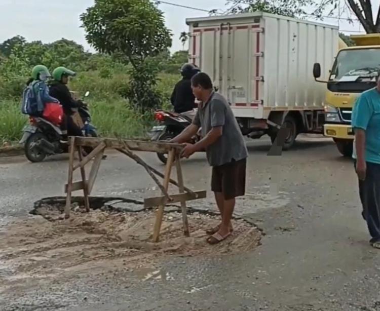 Jalan Ambles di Parit Indah Pekanbaru, Warganet: Percuma Bayar Pajak, yang Makan Tikus Negara!