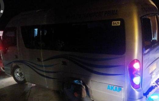 Mobil Travel Terbalik di Jalan Tol Pekanbaru-Bangkinang, Dihantam Kendaraan Lain dari Belakang