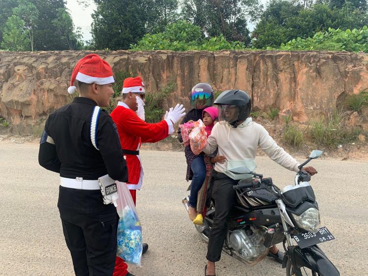 Santa Claus dan Personil Brimob di Rohil Berbagi Kasih Perayaan Natal