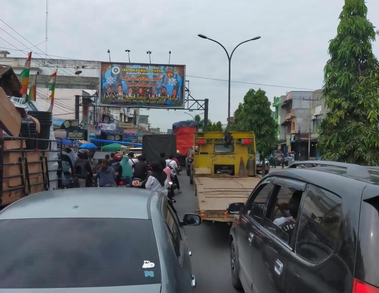 Pengaspalan Kok di Akhir Tahun, Bikin Jalan Lintas Sumatera di Rohil Macet Sampai 2 Kilometer