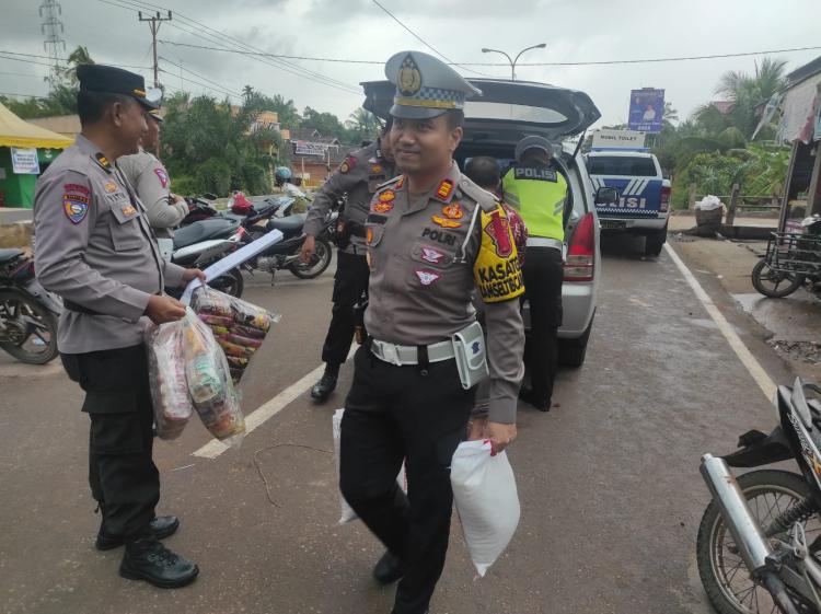 Satlantas Polres Rohil Bagikan Sembako Ringankan Beban Korban Banjir
