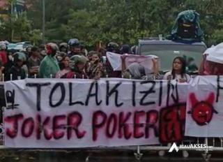 Rela Hujan-hujanan, Warga Demo Pemko Pekanbaru Tolak Izin Pub Malam Joker Poker: Katanya Kota Madani!