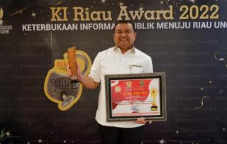 PT Sarana Pembangunan Riau Raih Anugerah KI Riau Award 2022, Juara 1 Kategori BUMD