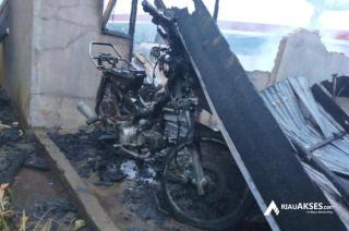 Kebakaran 2 Unit Rumah Nyaris Menjalar ke SPBU di Rokan Hilir