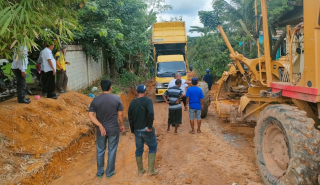 Peduli Lingkungan, Pabrik Kelapa Sawit PT. Tian Tujuh Puluh Utama di Rohil Perbaiki Jalan Warga