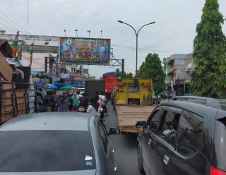 Pengaspalan Kok di Akhir Tahun, Bikin Jalan Lintas Sumatera di Rohil Macet Sampai 2 Kilometer