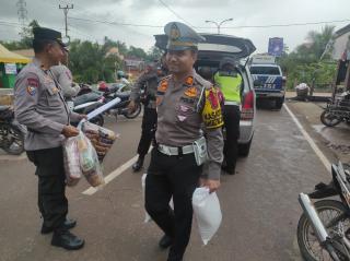 Satlantas Polres Rohil Bagikan Sembako Ringankan Beban Korban Banjir