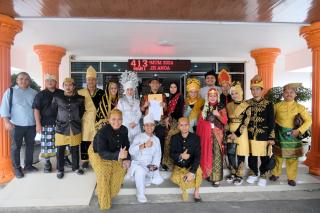 Pakai Busana Adat, Kharisman Optimis Rebut Kursi DPD RI Dapil Riau