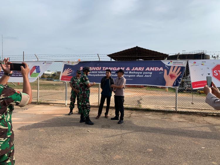 Warga Rohil Pasang Spanduk, Tuduh PHR dan Pemerintah Dalang Kerusakan Lingkungan: Usir dan Tutup!