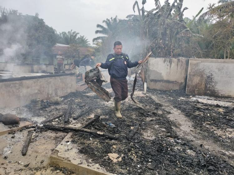 Tanpa Bantuan Damkar, Rumah Semi Permanen di Rohil Ludes Dilalap Api
