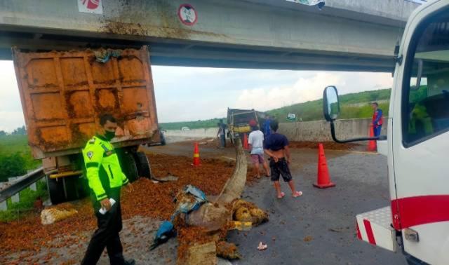 Butiran Kelapa Sawit Berhamburan di Jalan Tol Pekanbaru-Dumai, Ini Penyebabnya 