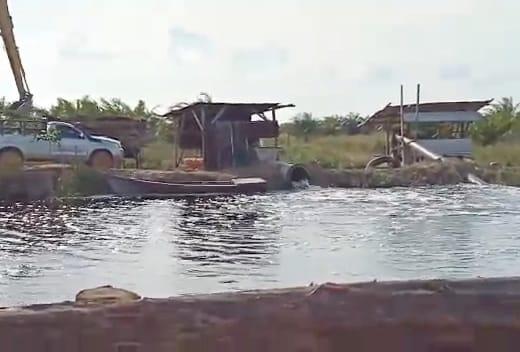 Perusahaan Kelapa Sawit Buang Air ke Kanal Sebabkan Jalan Rusak, Warga Rohil Protes Tapi Tak Digubris