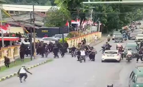Tak Terima Lukas Enembe Ditangkap, Pendukung Gubernur Papua Serang Mako Brimob Kotaraja