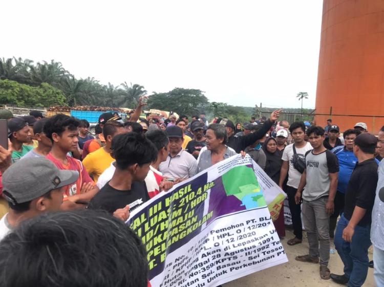 Gelar Aksi di Depan PT Adimulya Agrolestari, Masyarakat Kuansing Tuntut Perusahaan Cabut Laporan Dugaan Pencurian TBS