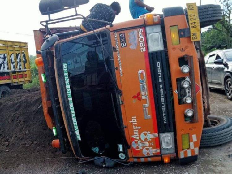 Jalan Rusak di Rohil Sebabkan Truk 10 Roda Terguling, Warga: Sudah Lama Amblas Tak Kunjung Diperbaiki