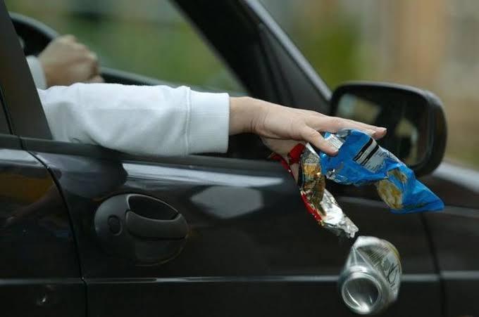 Hati-hati! Buang Sampah Sembarangan dari Jendela Mobil Akan Didenda