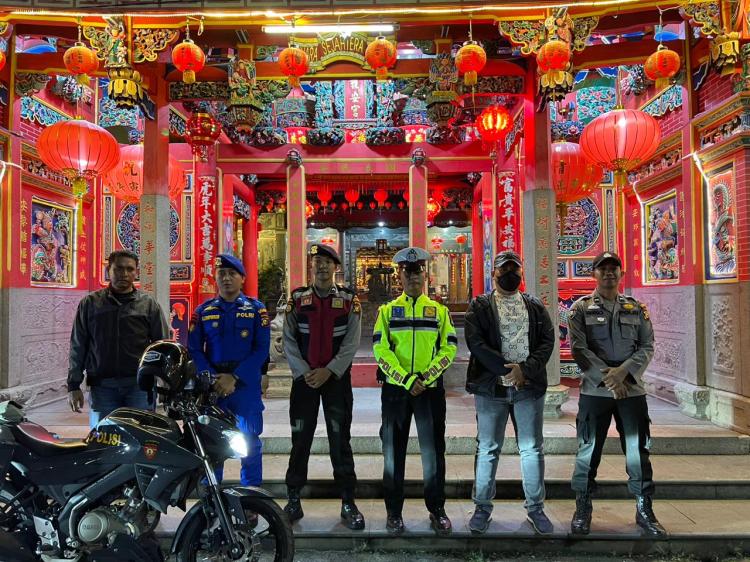 Patroli Blue Light, Personel Polres Meranti Pantau Situasi Klenteng dan Objek Vital