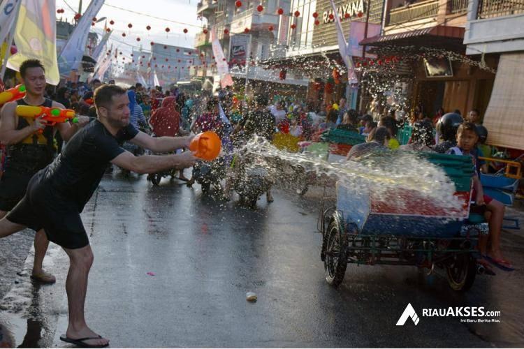 Dua Tahun Tidak Digelar, Festival Perang Air di Kota Selatpanjang Kembali Dilaksanakan Pada Imlek 2023