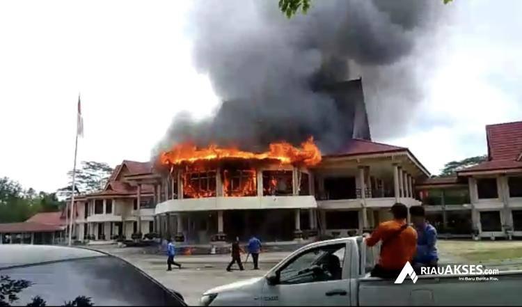 BREAKING NEWS: Kantor DPRD Indragiri Hulu Dilalap si Jago Merah