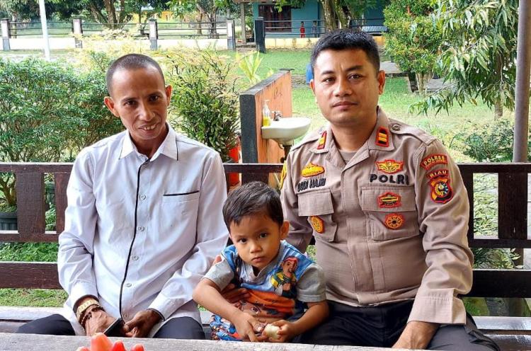 Polsek Logas Tanah Darat Kuansing Amankan Bocah 3 Tahun, Ditemukan Depan Rumah Makan