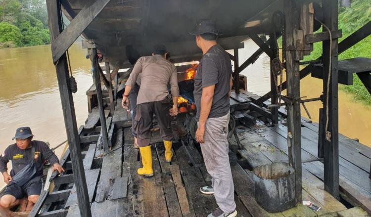 Polisi Musnahkan 6 Rakit Penambang Emas Ilegal di Kuansing