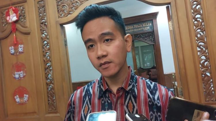 Gibran Tanggapi Santai Komentar Cak Nun Sebut Jokowi Firaun