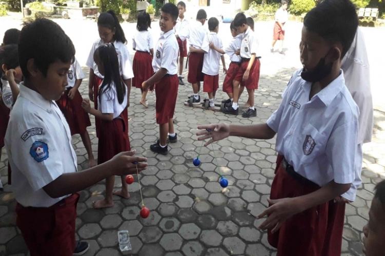Dinas Pendidikan Rohil Larang Siswa Main Lato-lato, Ini Alasannya