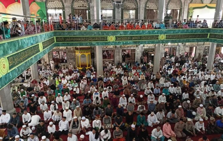 UAS Jadi Pengkhotbah Salat Jumat di Tembilahan, Masyarakat Penuhi Mesjid Raya Al-Huda