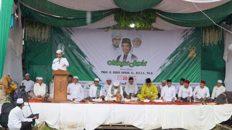 Meski Hujan, Masyarakat Ramai Datangi Tausiah UAS di Ponpes Jilussalamah Al-Islami Tembilahan