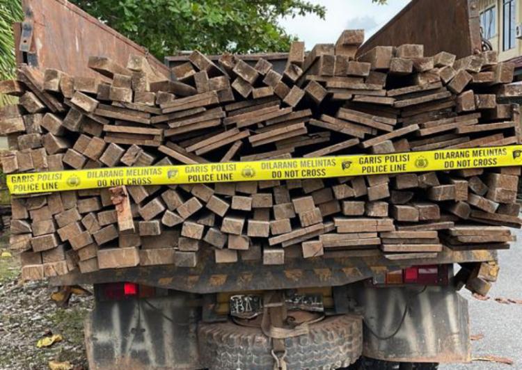 Truk Pengangkut Kayu Ilegal Diamankan Polisi Bengkalis