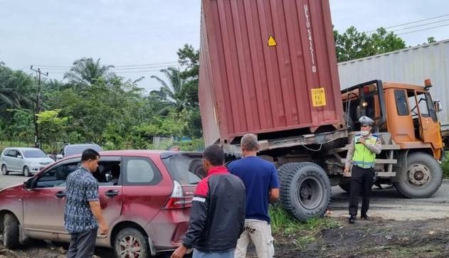 Truk Kontainer Tak Kuat Nanjak, Jalan Lintas Pekanbaru-Pelalawan Macet Parah