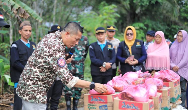 Bupati Kepulauan Meranti M Adil Serahkan 305 Paket Sembako untuk Warga Terdampak Banjir di Desa Kundur 