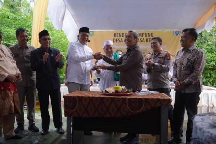 Potong Tumpeng Bersama M Adil di Kenduri Desa Mantiasa, Syamsuar Akui Dekat dengan Kepulauan Meranti