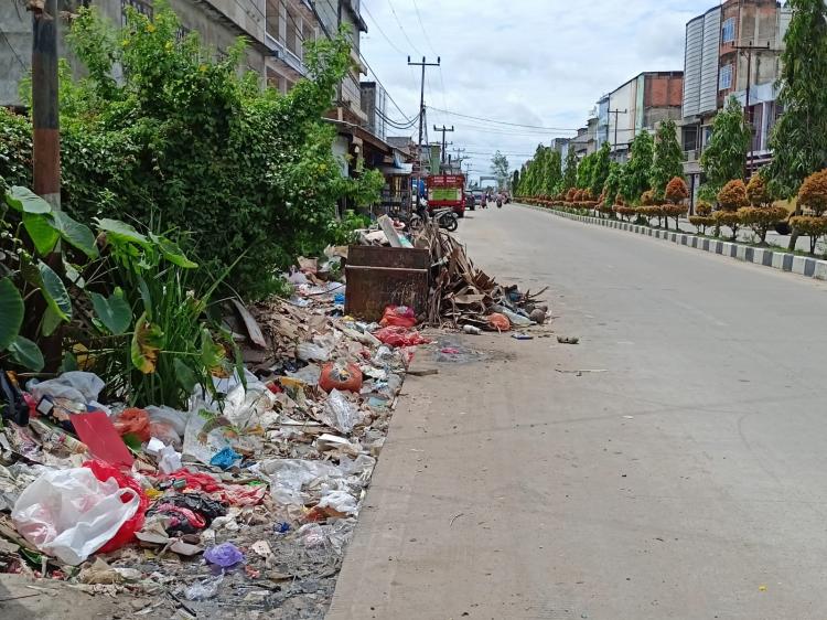 Warga Tembilahan Keluhkan Sampah Meluap dari Drainase Usai Banjir Rob